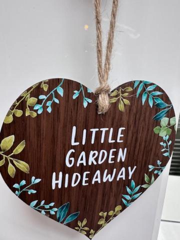 ホーリーヘッド The Little Garden Hideaway With Stunning Sea Views And Garden Bed & Breakfast エクステリア 写真