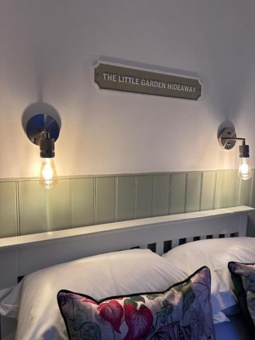 ホーリーヘッド The Little Garden Hideaway With Stunning Sea Views And Garden Bed & Breakfast エクステリア 写真