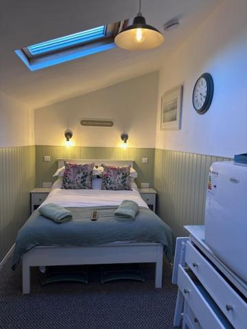 ホーリーヘッド The Little Garden Hideaway With Stunning Sea Views And Garden Bed & Breakfast エクステリア 写真