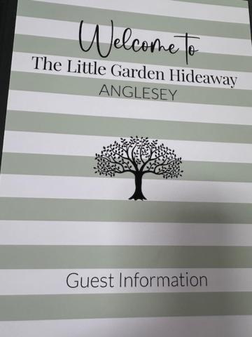 ホーリーヘッド The Little Garden Hideaway With Stunning Sea Views And Garden Bed & Breakfast エクステリア 写真