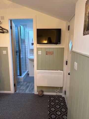 ホーリーヘッド The Little Garden Hideaway With Stunning Sea Views And Garden Bed & Breakfast エクステリア 写真