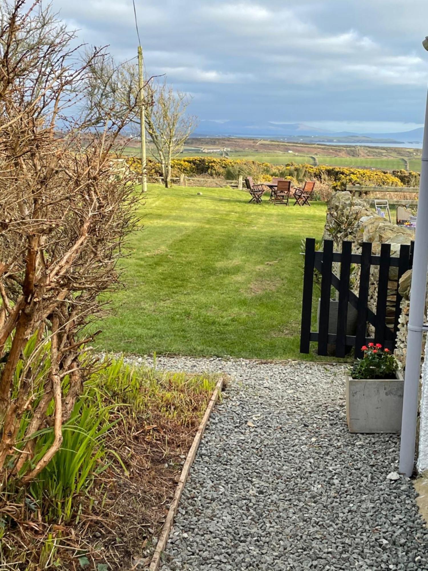 ホーリーヘッド The Little Garden Hideaway With Stunning Sea Views And Garden Bed & Breakfast エクステリア 写真