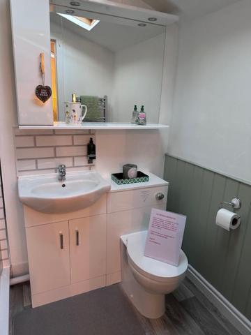 ホーリーヘッド The Little Garden Hideaway With Stunning Sea Views And Garden Bed & Breakfast エクステリア 写真