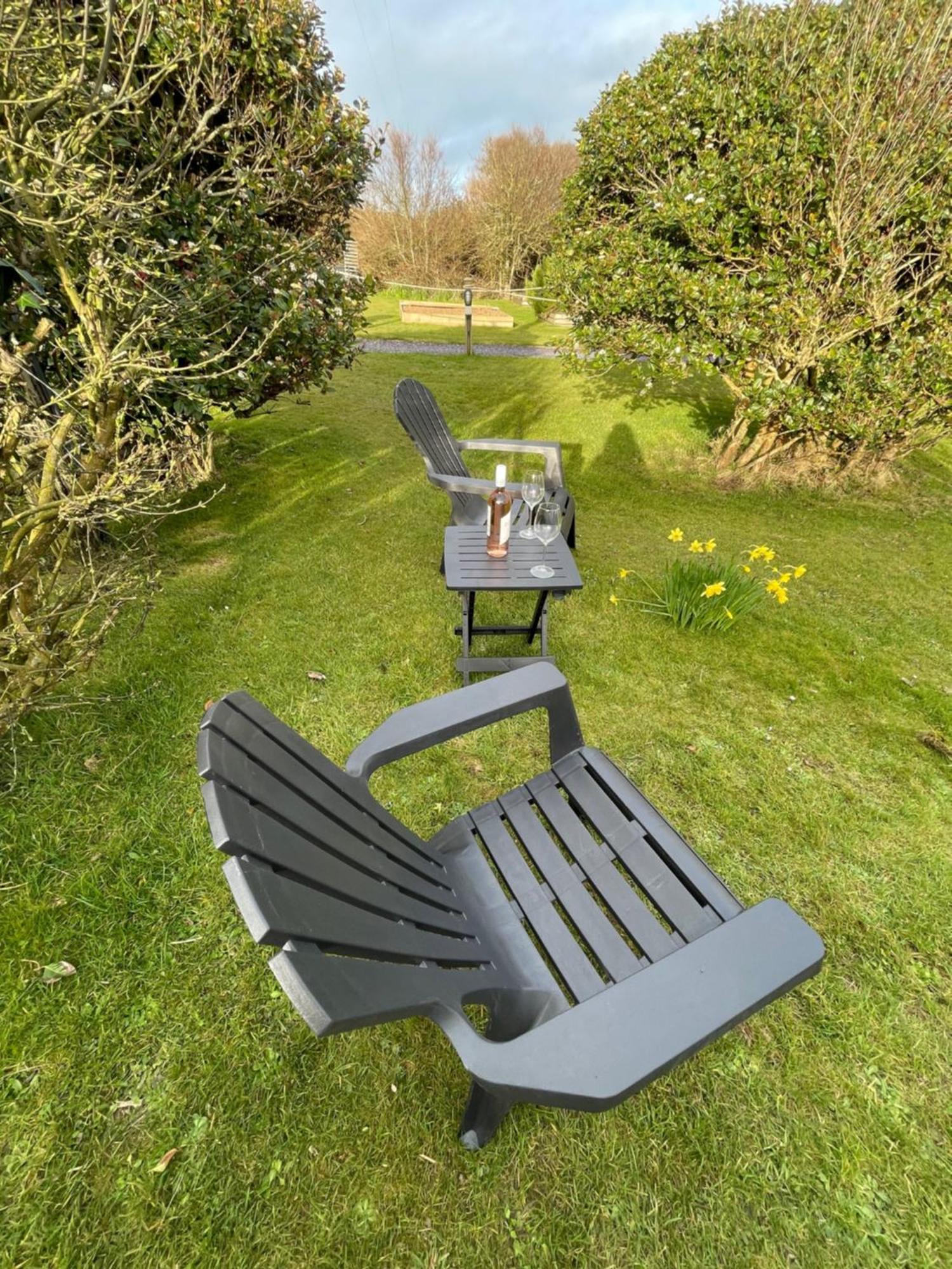 ホーリーヘッド The Little Garden Hideaway With Stunning Sea Views And Garden Bed & Breakfast エクステリア 写真