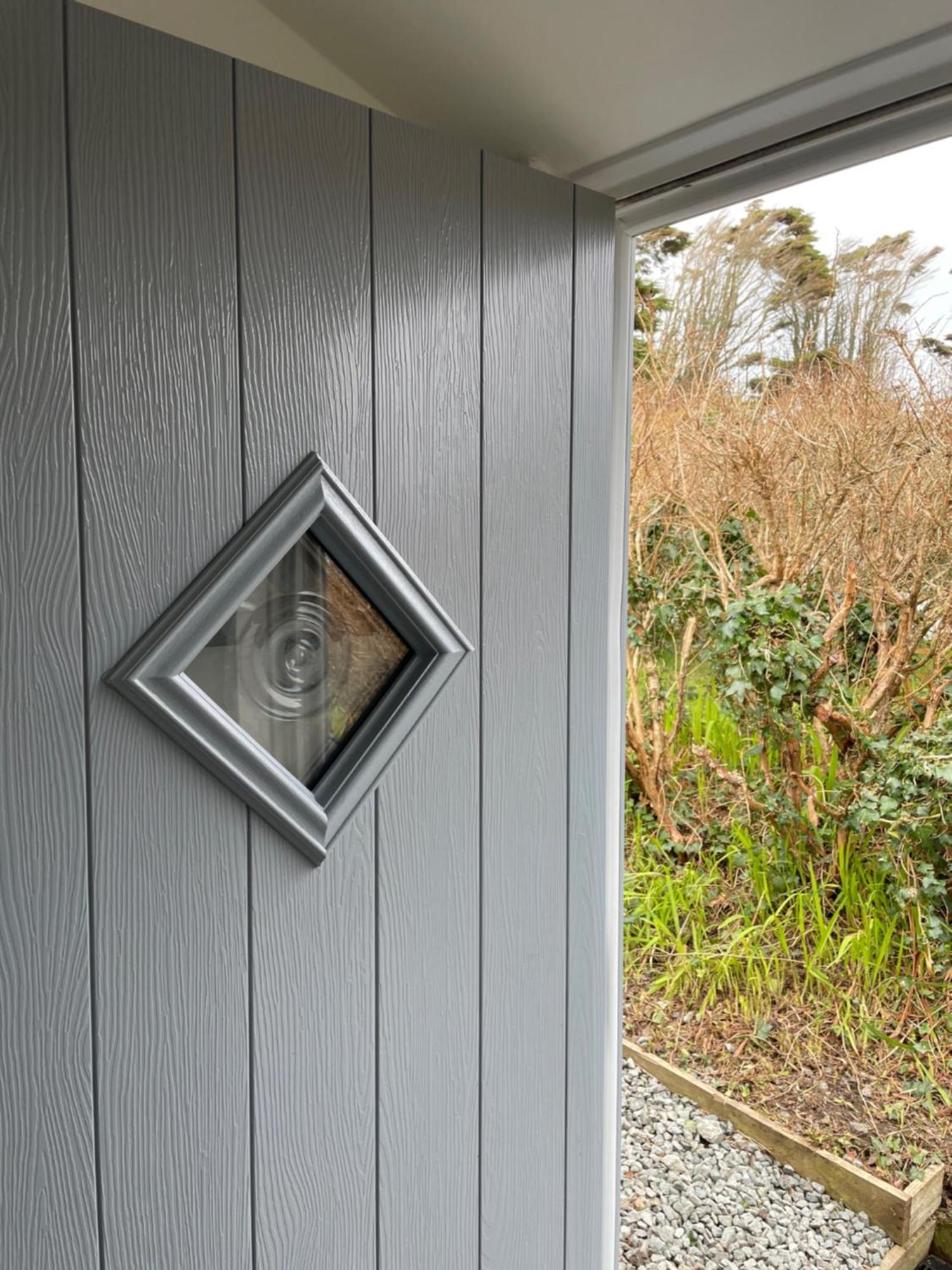 ホーリーヘッド The Little Garden Hideaway With Stunning Sea Views And Garden Bed & Breakfast エクステリア 写真